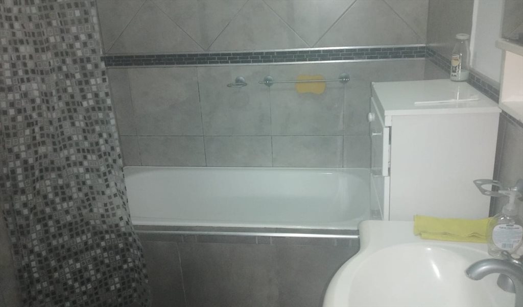 Habitaciones equipadas en casa muy linda y tranquila. Excelente ubicación. - Calle 3, La Plata | Roomgo - Image 6