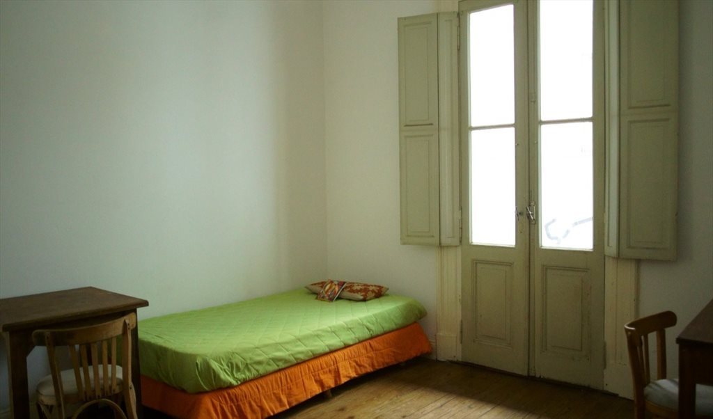 Amplio Dormitorio en Abasto. Edificio histórico. - Ecuador, Comuna 3 | Roomgo - Image 2