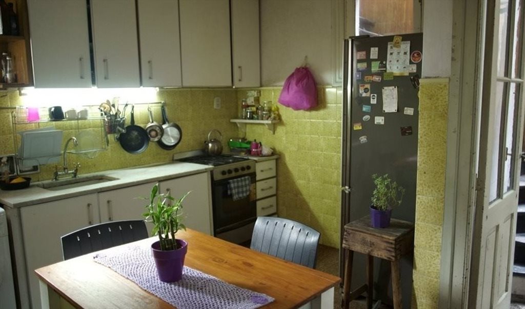 Amplio Dormitorio en Abasto. Edificio histórico. - Ecuador, Comuna 3 | Roomgo - Image 3