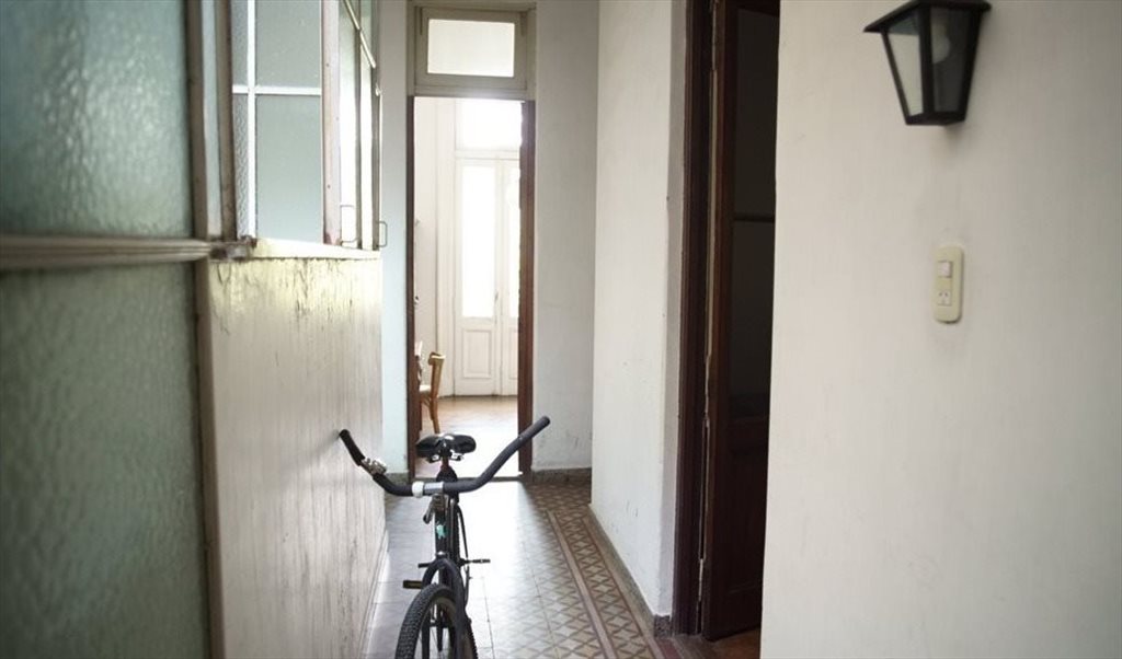 Amplio Dormitorio en Abasto. Edificio histórico. - Ecuador, Comuna 3 | Roomgo - Image 4