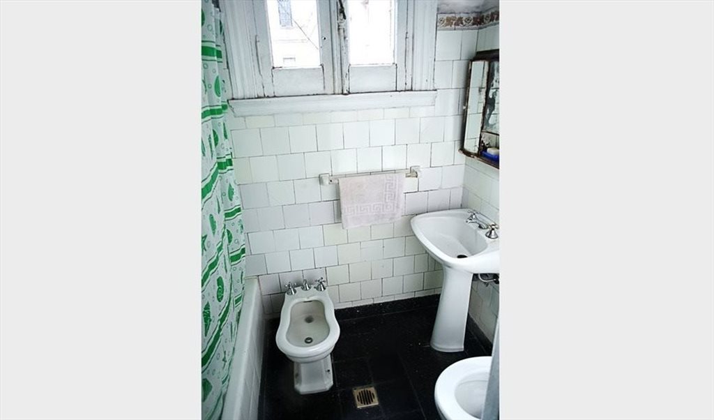 Amplio Dormitorio en Abasto. Edificio histórico. - Ecuador, Comuna 3 | Roomgo - Image 5