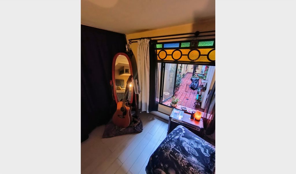 hermosa habitacion con amplia ventana y workstation - Perú, Comuna 1 | Roomgo - Image 3