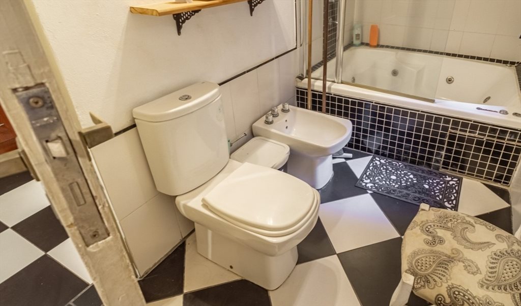 hermosa habitacion con amplia ventana y workstation - Perú, Comuna 1 | Roomgo - Image 6