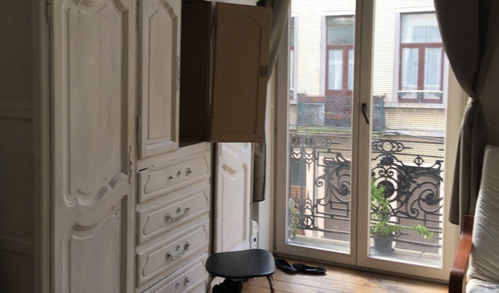 Colocation à Rue Vanderschrick, Porte de Hal - Une grande chambre d'étudiate/jeune active avec un balcon dans une maison à Saint-Gill | Appartager - Image 6