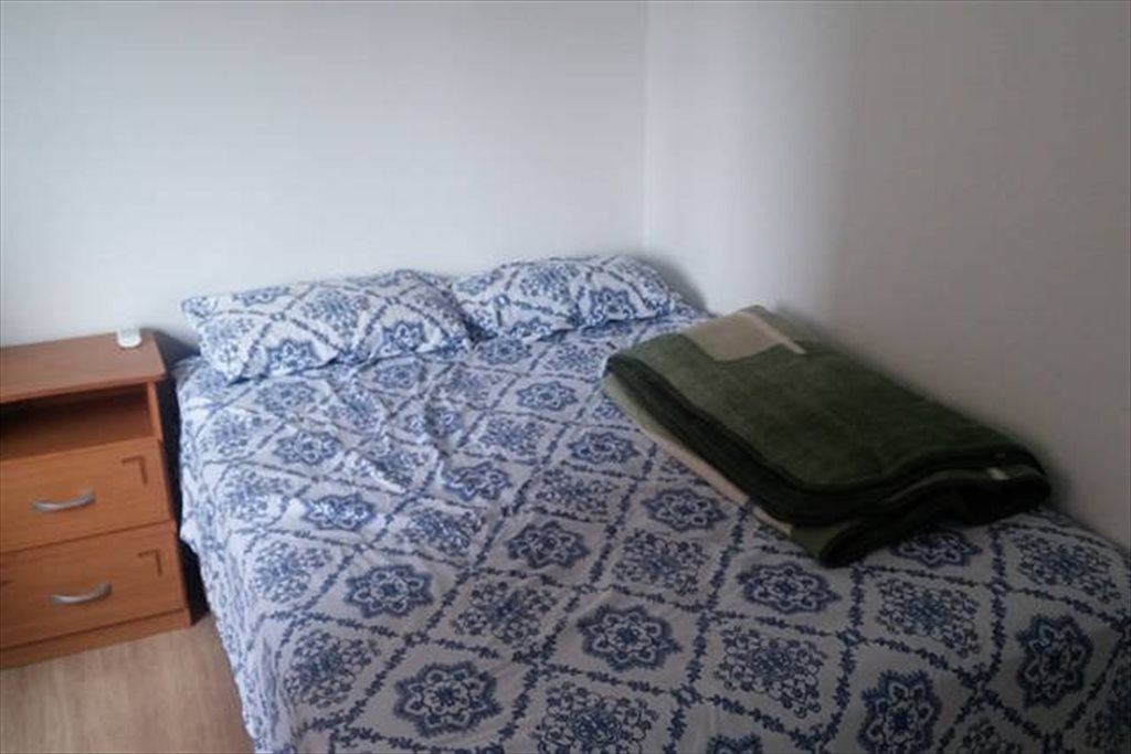 Quarto NOVO, cama casal, ótima localização, c/AR --------- Single Room all new w/AC - Quartos em Rua General João Telles, Bom Fim | Roomgo - Image 2