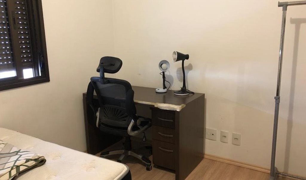 Quarto NOVO, cama casal, ótima localização, c/AR --------- Single Room all new w/AC - Quartos em Rua General João Telles, Bom Fim | Roomgo - Image 7
