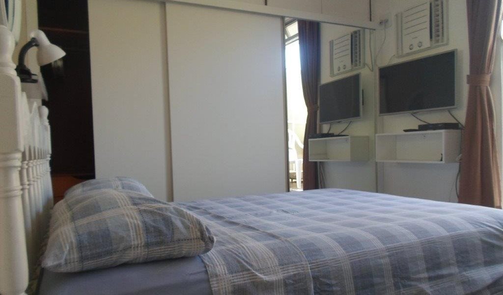 Suíte com varanda em cobertura - Quartos em Rua Pompeu Loureiro, Copacabana | Roomgo - Image 2