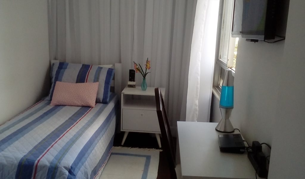 Agradável quarto de solteiro no Rio Vermelho - Quartos em Rua Tamoios, Rio Vermelho | Roomgo - Image 2