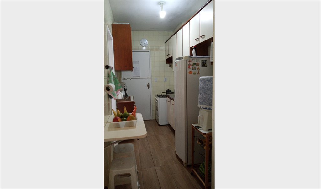 Agradável quarto de solteiro no Rio Vermelho - Quartos em Rua Tamoios, Rio Vermelho | Roomgo - Image 6