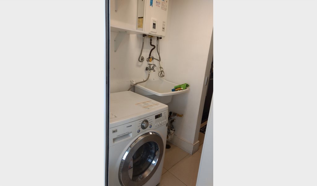 Quarto cama de casal Pertinho CPTM UNINOVE - Quartos em Rua João Crudo, Centro | Roomgo - Image 5