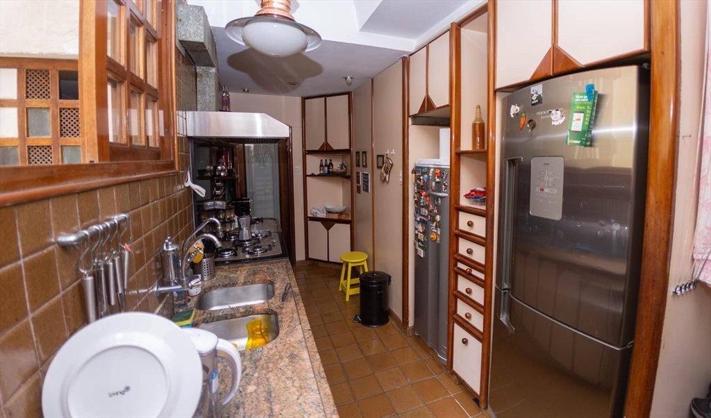 Em frente à FGV, ao lado do metrô, contas incluídas, internet rápida, porteiro 24hrs - Quartos em Rua Barão de Itambí, Botafogo | Roomgo - Image 2