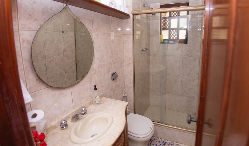 Em frente à FGV, ao lado do metrô, contas incluídas, internet rápida, porteiro 24hrs - Quartos em Rua Barão de Itambí, Botafogo | Roomgo - Image 4