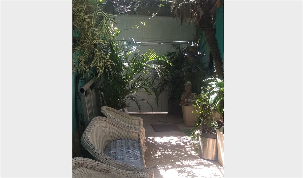 Alugo Quarto Suíte R$1.000 ou Chalé Suíte R$1.200 (Próx.Projac, Clinica J.Jaber e Record) - Quartos em Rua Professor Santos Moreira, Condominio Girassol | Roomgo - Image 2