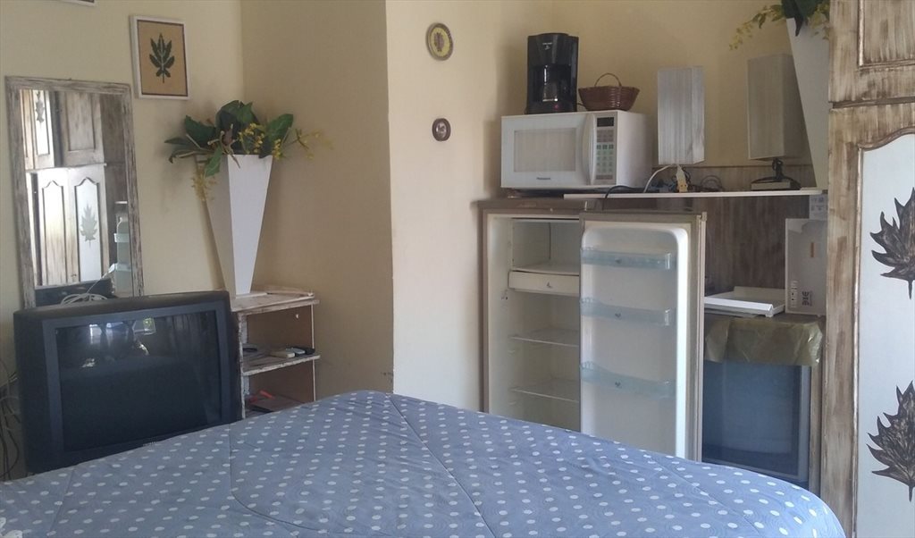 Alugo Quarto Suíte R$1.000 ou Chalé Suíte R$1.200 (Próx.Projac, Clinica J.Jaber e Record) - Quartos em Rua Professor Santos Moreira, Condominio Girassol | Roomgo - Image 5