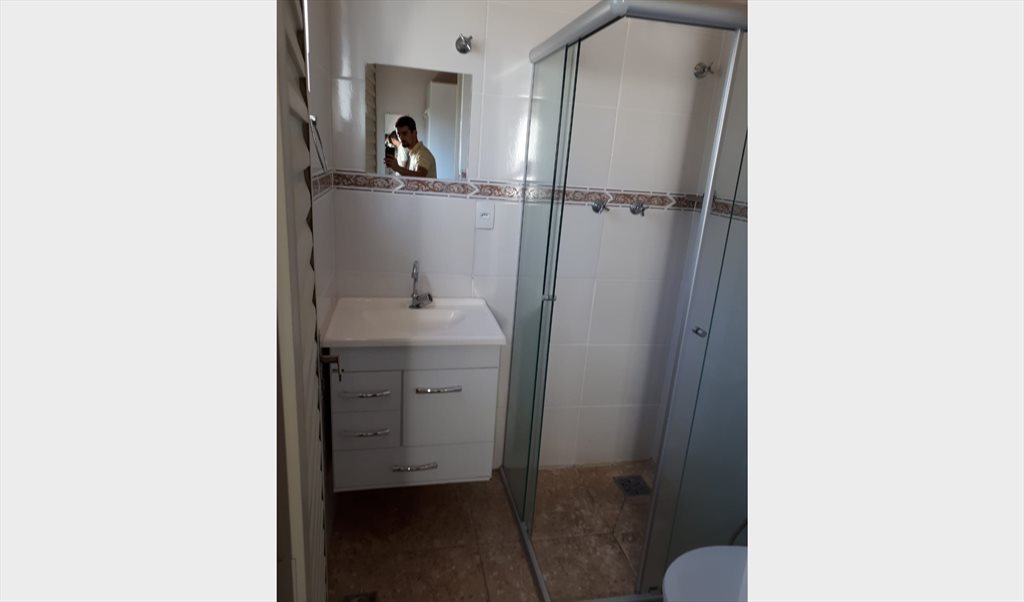 Suíte ampla e mobiliada (cama queen) na Zona Sul - Quarto 9 - Quartos em Rua Professor Estêvão Pinto, Serra | Roomgo - Image 2