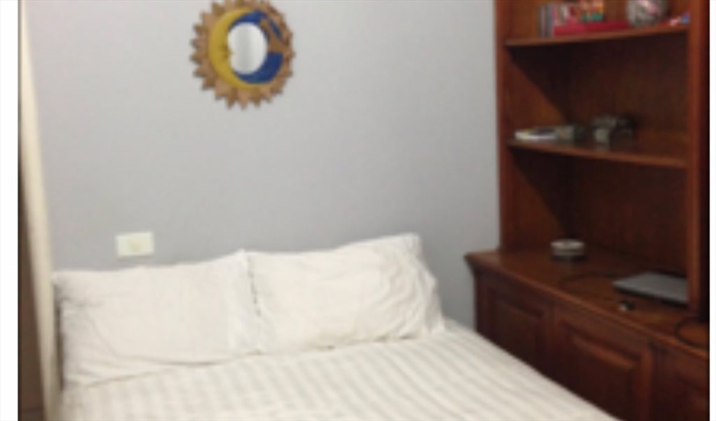 quarto individual mobilhado com cama de Casal nas Laranjeiras. - Quartos em Rua Marquês de Pinedo, Laranjeiras | Roomgo - Image 2