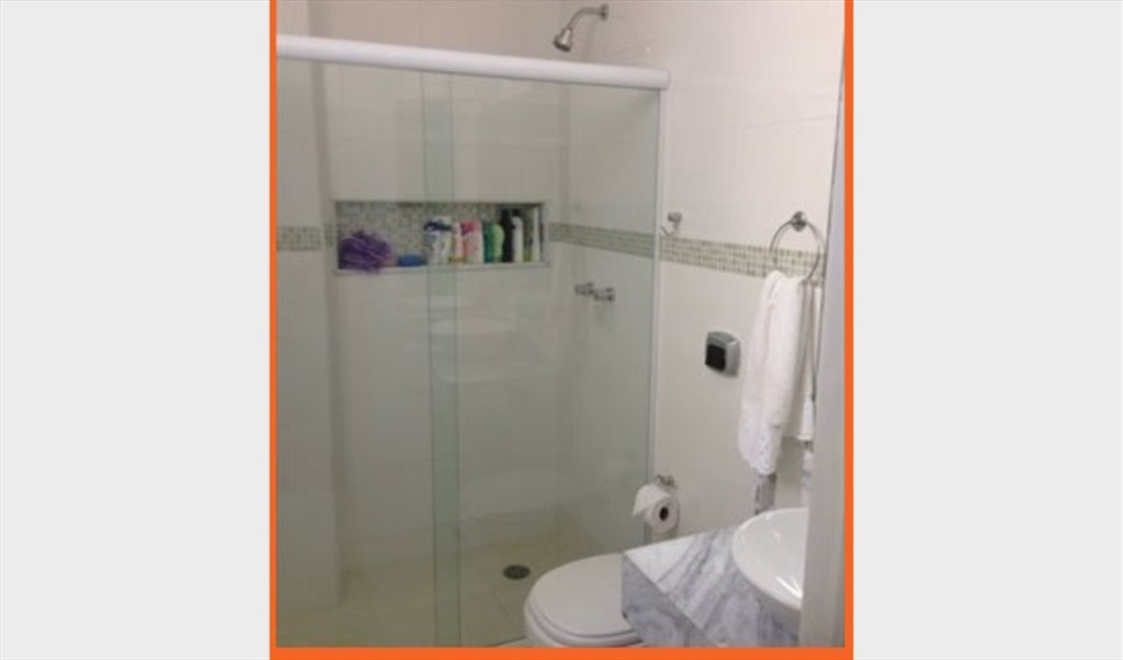 quarto individual mobilhado com cama de Casal nas Laranjeiras. - Quartos em Rua Marquês de Pinedo, Laranjeiras | Roomgo - Image 3