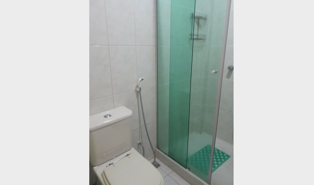 Excelente quarto sendo suíte - Quartos em Rua Nascimento Silva, Ipanema | Roomgo - Image 2