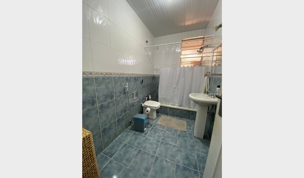 Quarto Grande com cama - Ap 3 quartos e rua sem saída segura - Quartos em Rua Manoel Leitão, Tijuca | Roomgo - Image 4