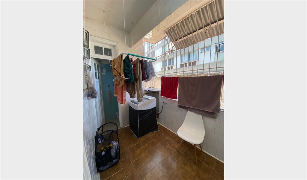 Quarto Grande com cama - Ap 3 quartos e rua sem saída segura - Quartos em Rua Manoel Leitão, Tijuca | Roomgo - Image 7