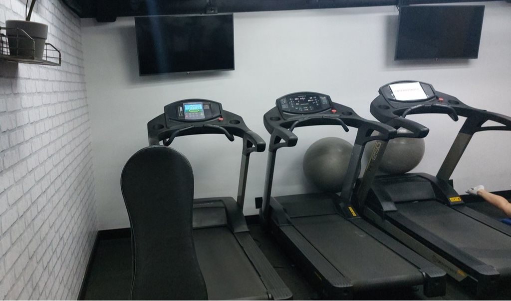 Quarto c/banheiro exclusivo na Barra da Tijuca - Quartos em Rua Jornalista Henrique Cordeiro, Barra da Tijuca | Roomgo - Image 6