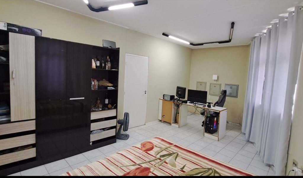 Casal COM AR, iluminado e ventilado - Quartos em Rua Conde de Linhares, Cidade Jardim | Roomgo - Image 2