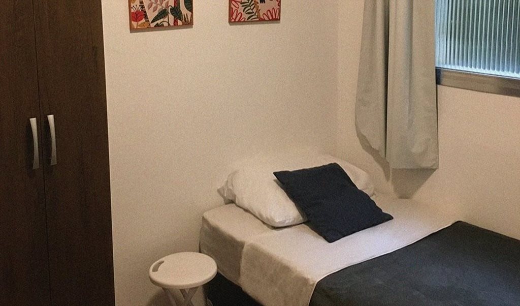 Suíte com banheiro perto do Metrô - Quartos em Rua Pompeu Loureiro, Copacabana | Roomgo - Image 2