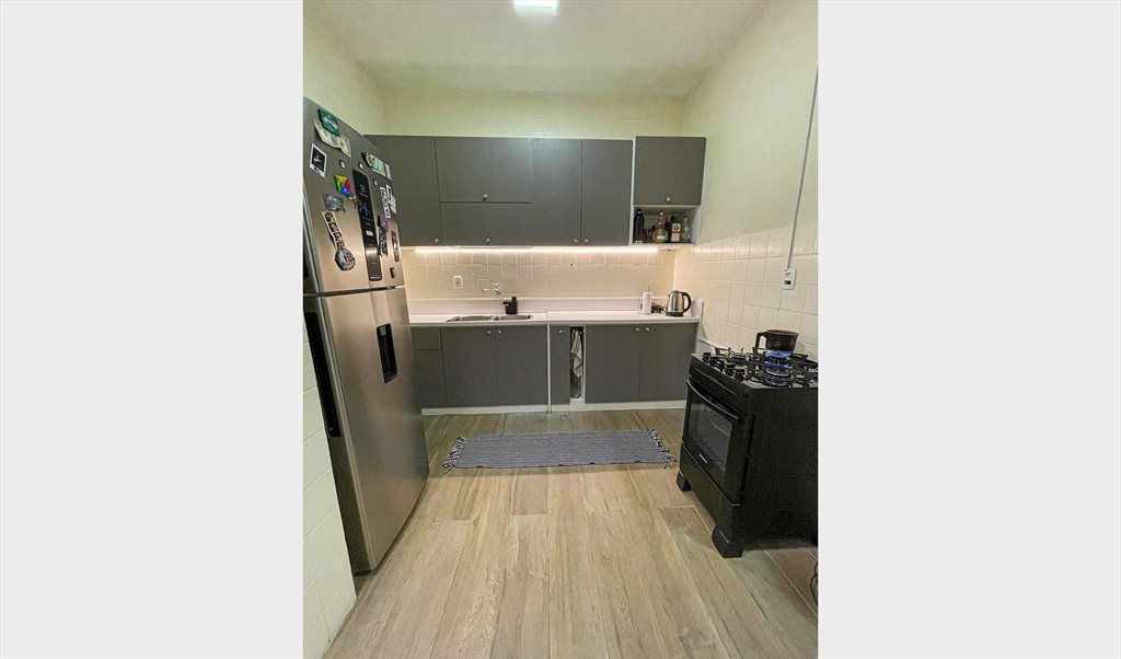 Suíte com banheiro perto do Metrô - Quartos em Rua Pompeu Loureiro, Copacabana | Roomgo - Image 6