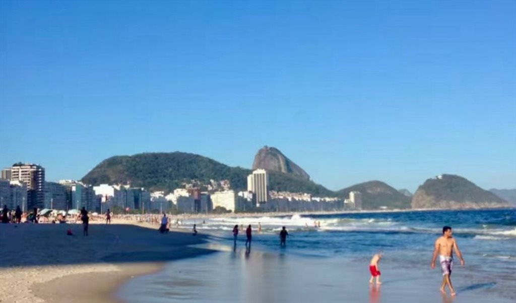 Alugo quarto em um lar bonito, limpo e cheio de boas energias - Quartos em Rua Professor Gastão Bahiana, Copacabana | Roomgo - Image 2
