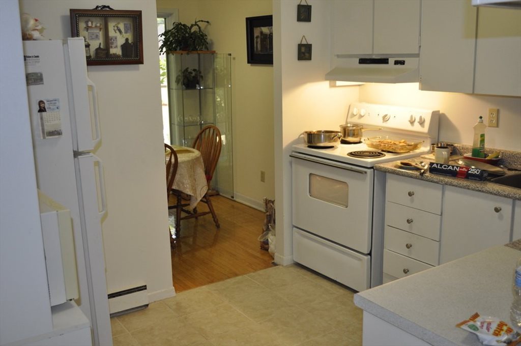 Room for rent in Valley Woods Road, North York - Super Cozy Townhouse in Great Neighbourhood - Image 3