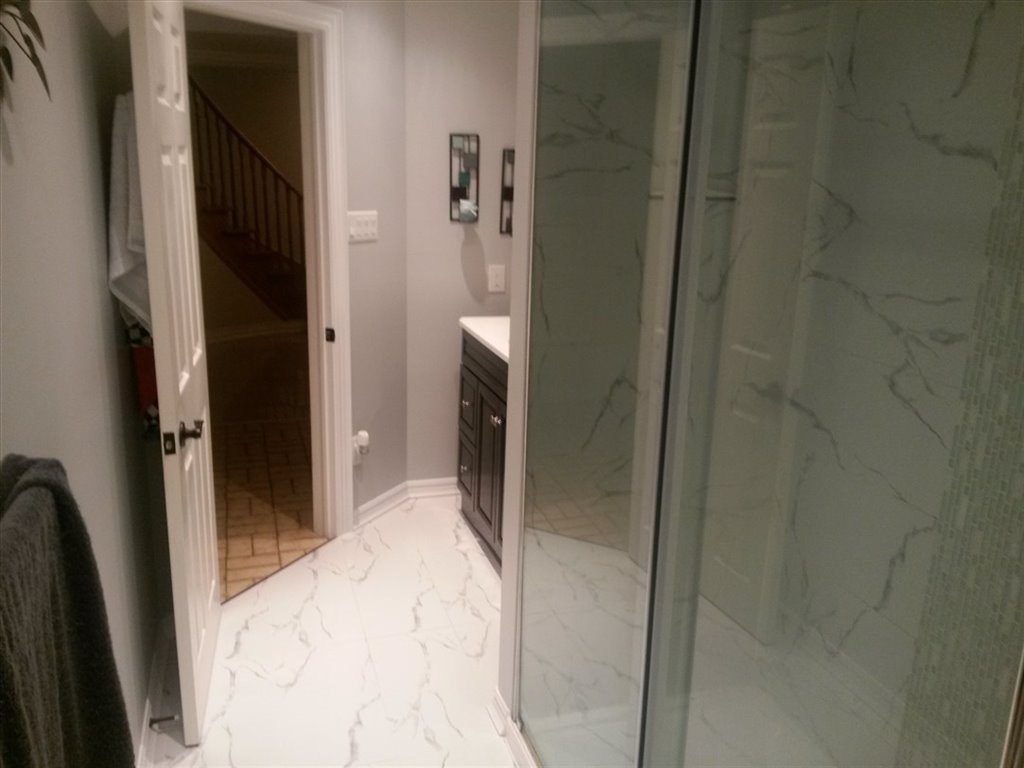 Room for rent in Kingsview Boulevard, Etobicoke - Large Bright Room for student near all amenities - Image 3