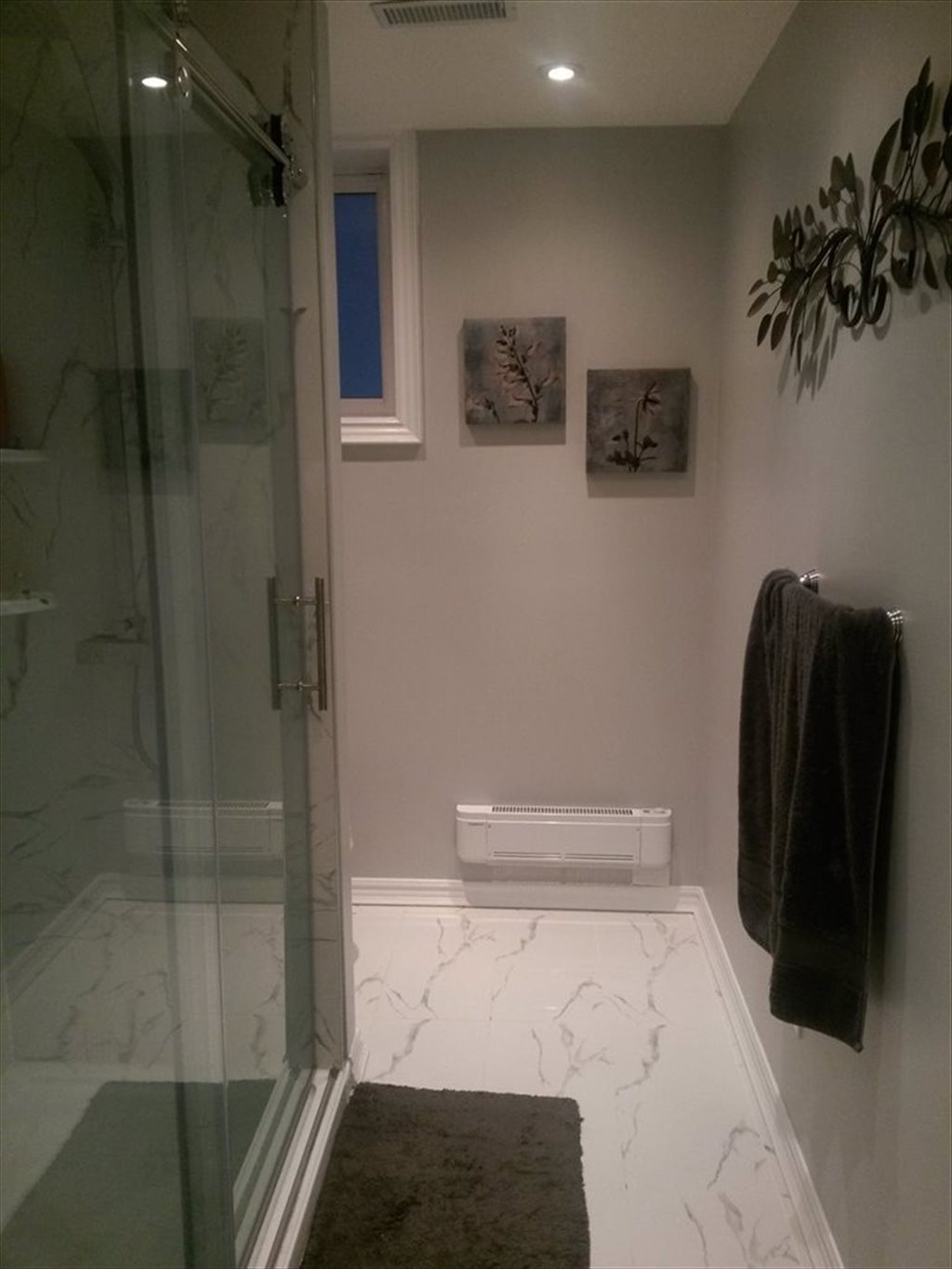 Room for rent in Kingsview Boulevard, Etobicoke - Large Bright Room for student near all amenities - Image 4