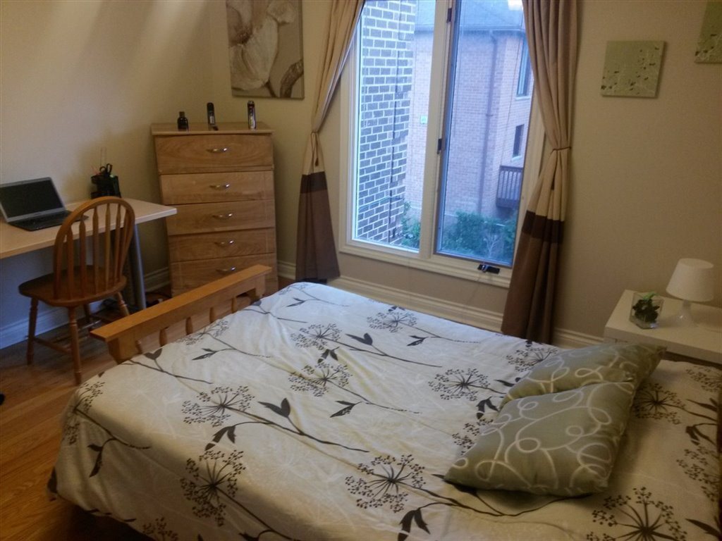 Room for rent in Kingsview Boulevard, Etobicoke - Large Bright Room for student near all amenities - Image 5