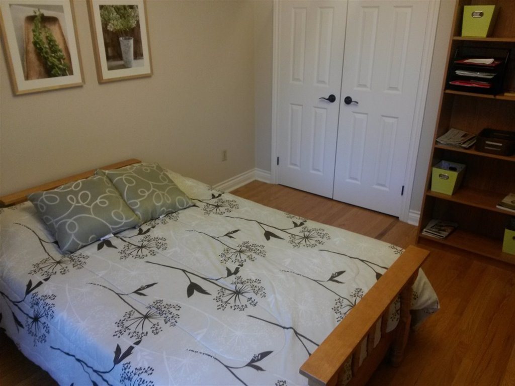 Room for rent in Kingsview Boulevard, Etobicoke - Large Bright Room for student near all amenities - Image 6