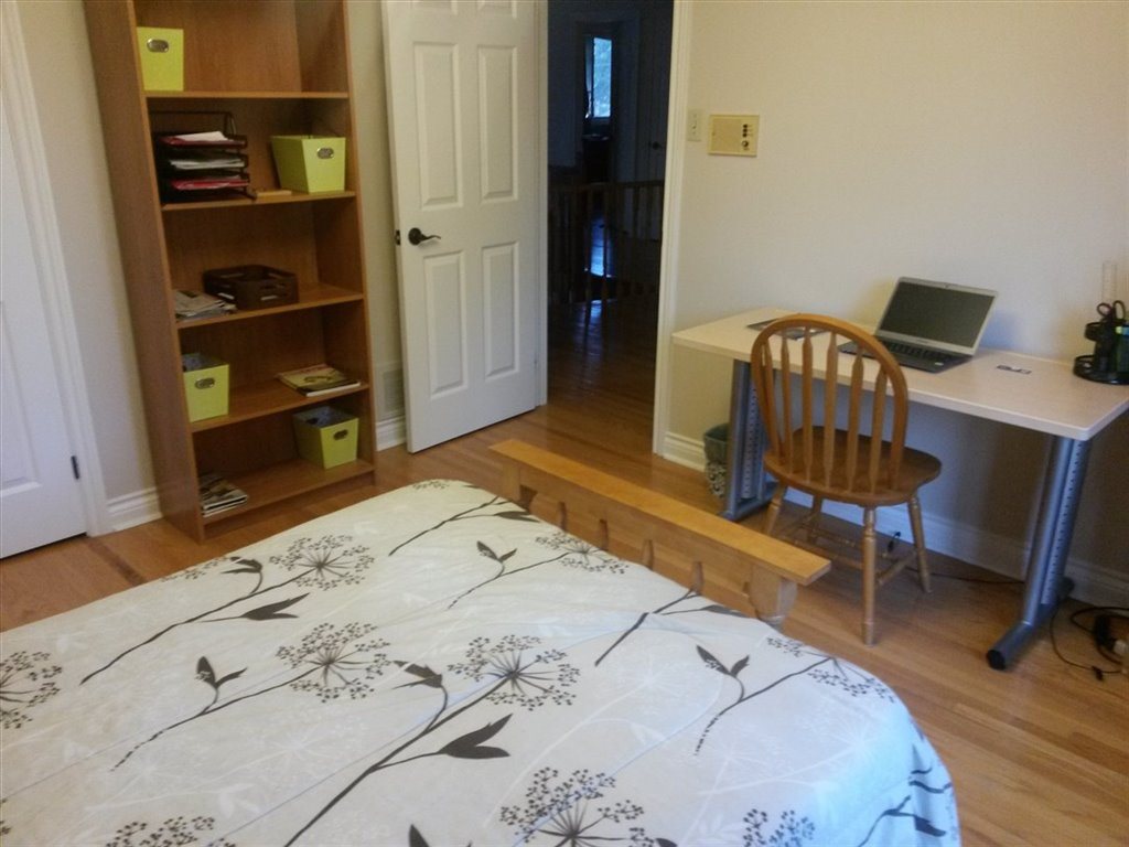 Room for rent in Kingsview Boulevard, Etobicoke - Large Bright Room for student near all amenities - Image 7