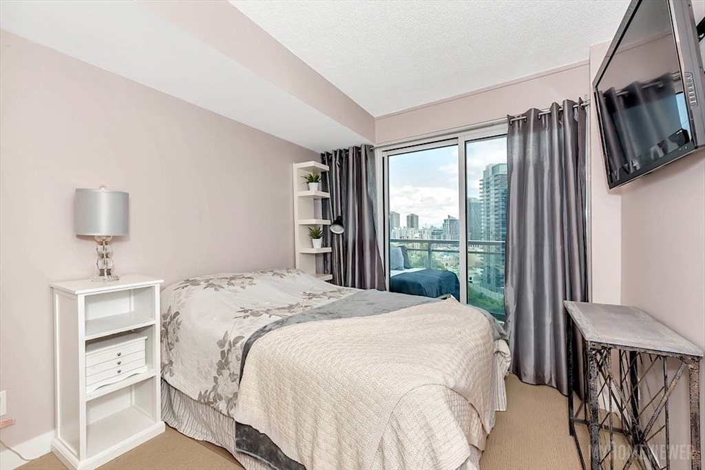 Room for rent in Legion Road North, Etobicoke - beautiful location at waterfront. - Image 2