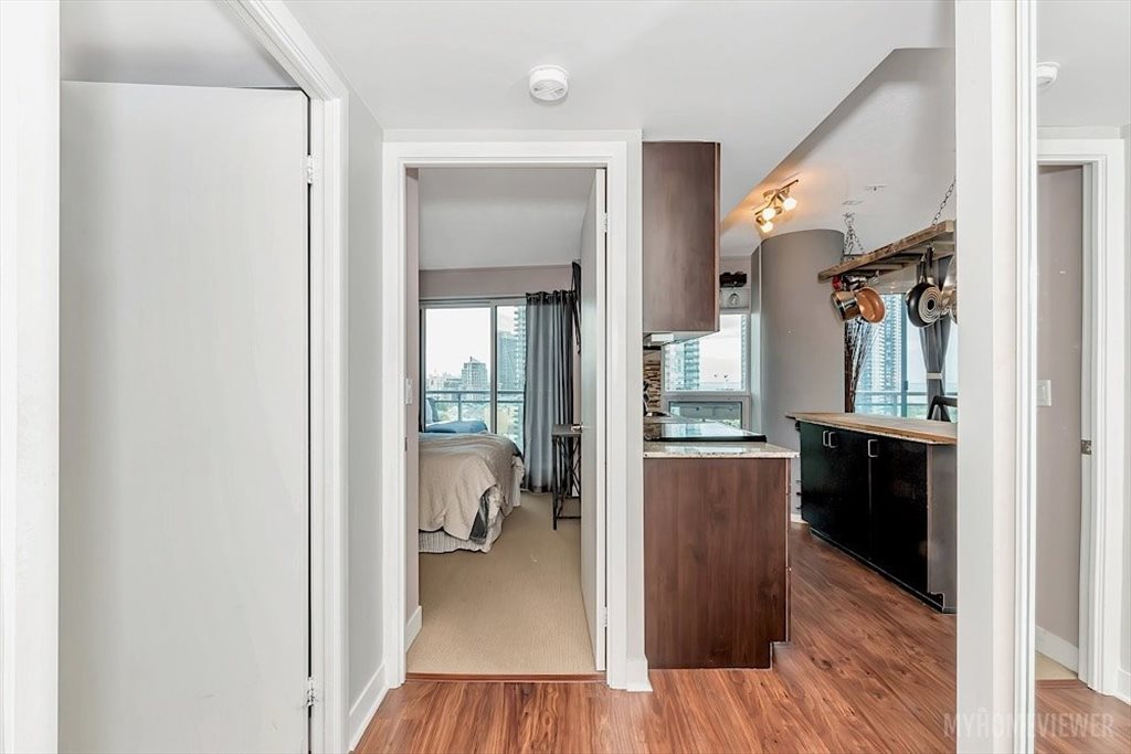 Room for rent in Legion Road North, Etobicoke - beautiful location at waterfront. - Image 3