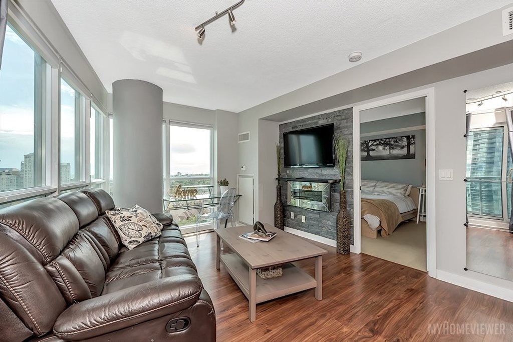 Room for rent in Legion Road North, Etobicoke - beautiful location at waterfront. - Image 4