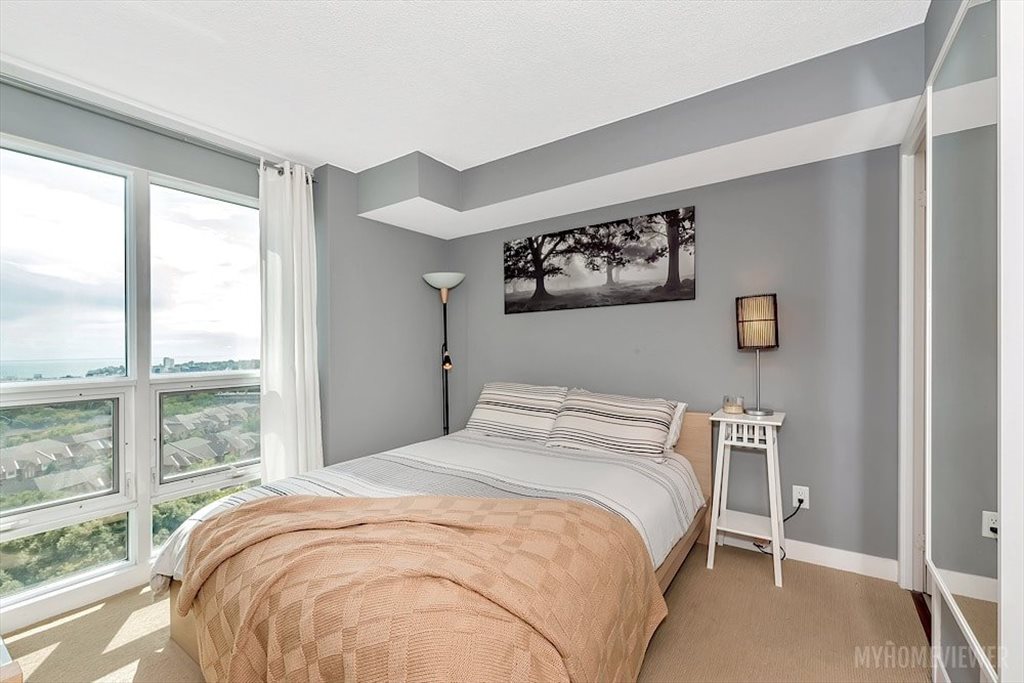 Room for rent in Legion Road North, Etobicoke - beautiful location at waterfront. - Image 5