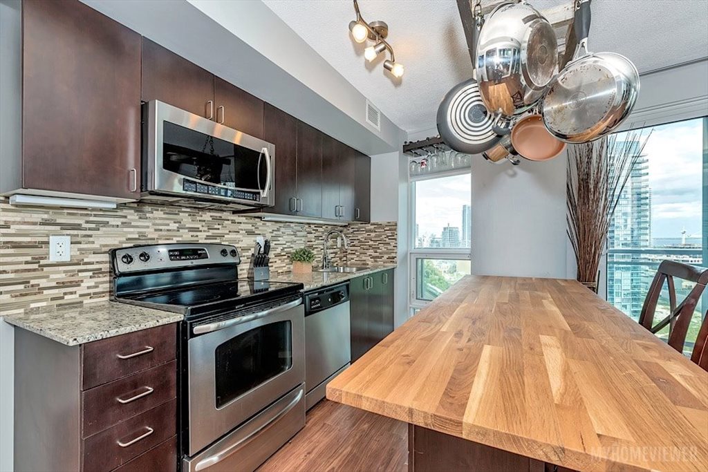 Room for rent in Legion Road North, Etobicoke - beautiful location at waterfront. - Image 6