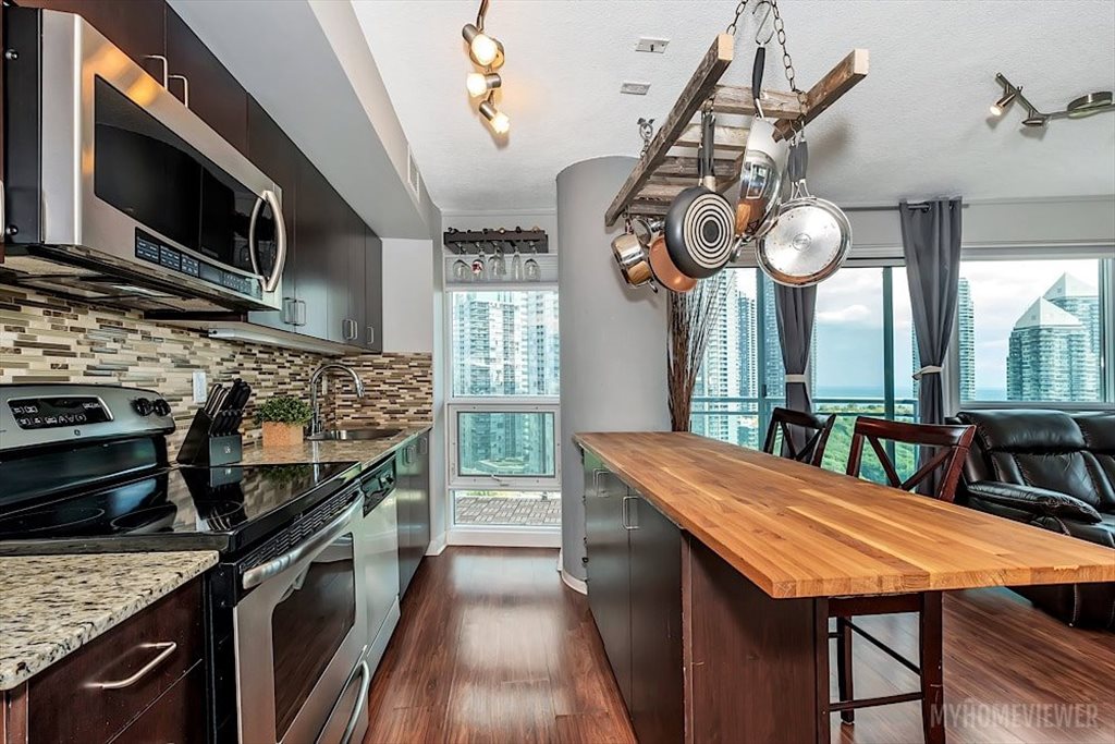 Room for rent in Legion Road North, Etobicoke - beautiful location at waterfront. - Image 7