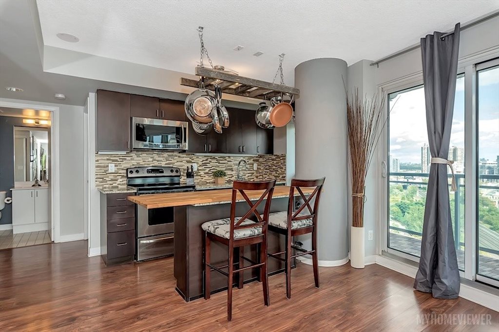 Room for rent in Legion Road North, Etobicoke - beautiful location at waterfront. - Image 8