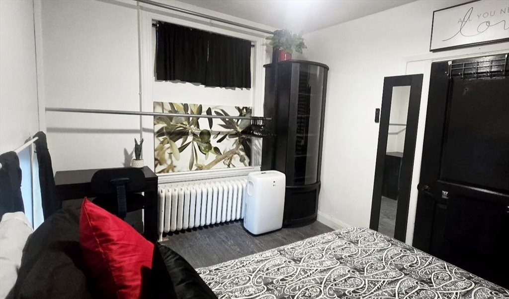 Room for rent in Dupont St, Davenport - Convenient Toronto Room - Image 2