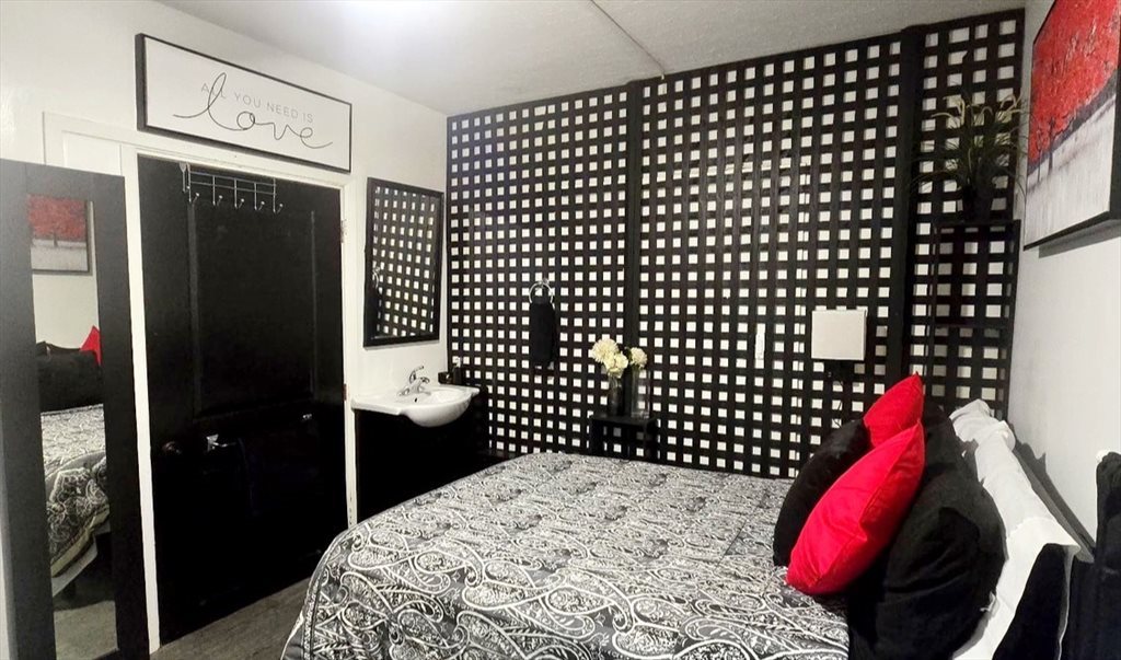 Room for rent in Dupont St, Davenport - Convenient Toronto Room - Image 4