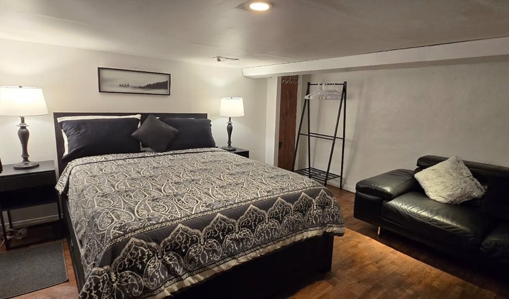 Room for rent in Dupont St, Davenport - Convenient Toronto Room - Image 5