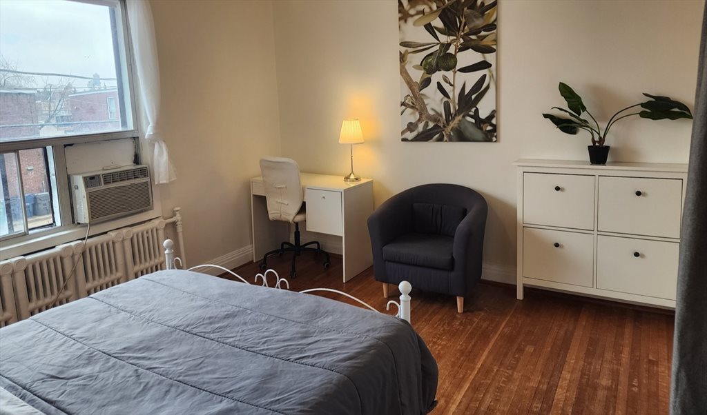 Room for rent in Dupont St, Davenport - Convenient Toronto Room - Image 7