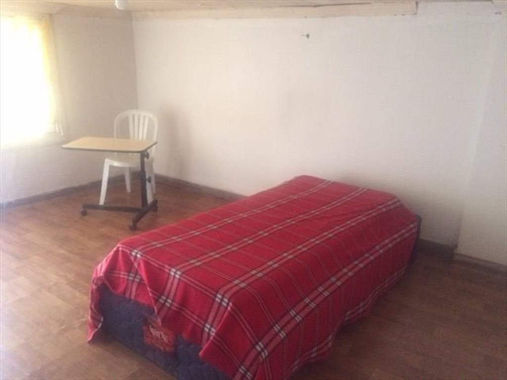 Pieza en arriendo en Echaurren, Santiago - Altillo en barrio universitario, metro República para mujer | CompartoDepto - Image 4