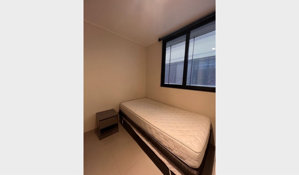 Pieza en arriendo en Comandante Malbec, La Dehesa - Dormitorio con baño privado en suite | CompartoDepto - Image 3