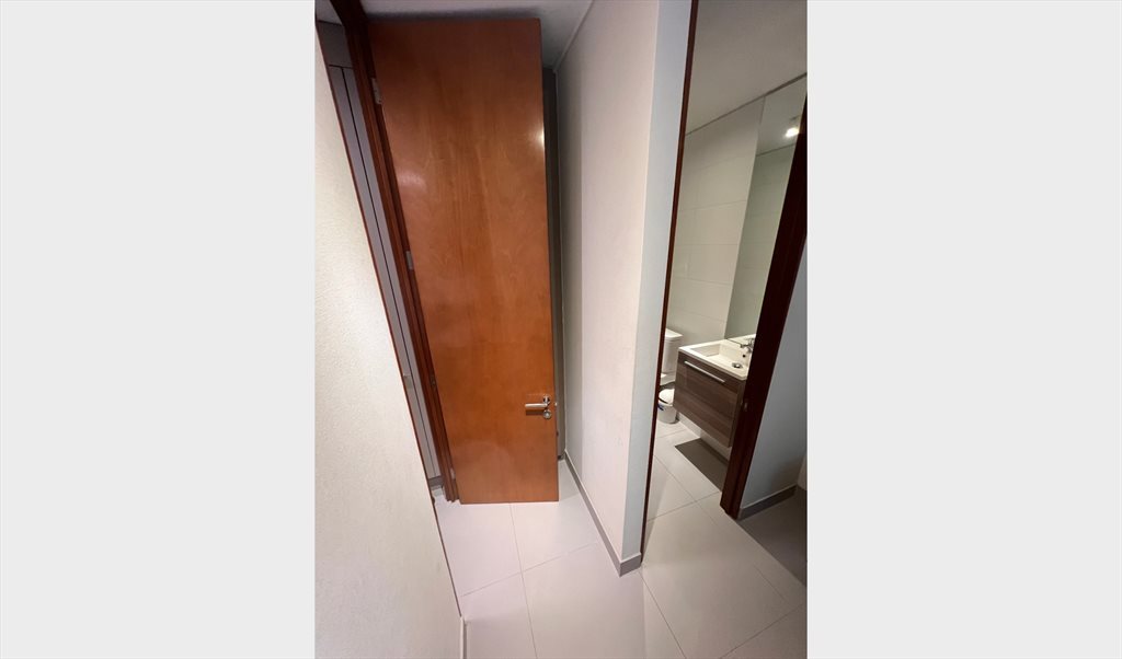 Pieza en arriendo en Comandante Malbec, La Dehesa - Dormitorio con baño privado en suite | CompartoDepto - Image 4