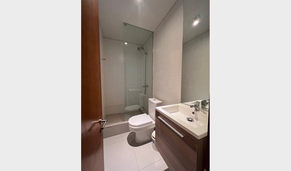 Pieza en arriendo en Comandante Malbec, La Dehesa - Dormitorio con baño privado en suite | CompartoDepto - Image 6